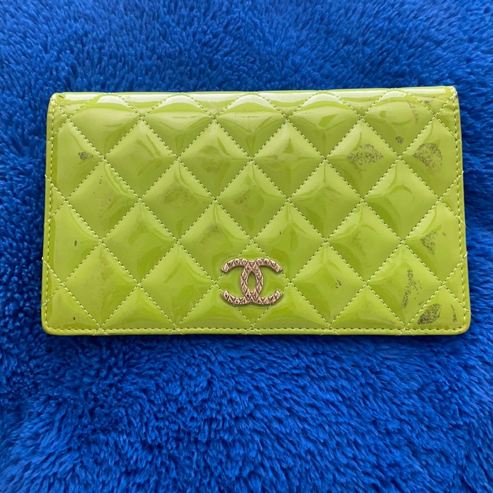 CHANEL patent leather yen bifold wallet